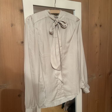 Beige Bluse mit Schleifenkragen