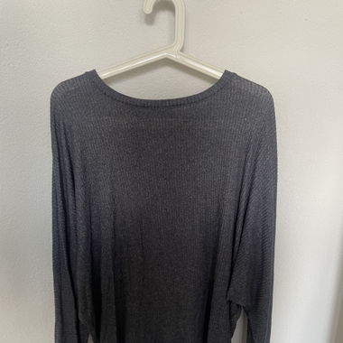 Dunkelgrauer dünner Pulli
