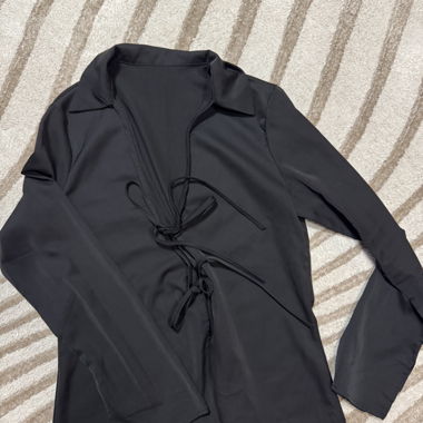 Camicia nera con chiusure a laccio