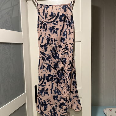 Rosa Sommerkleid mit blauem Muster