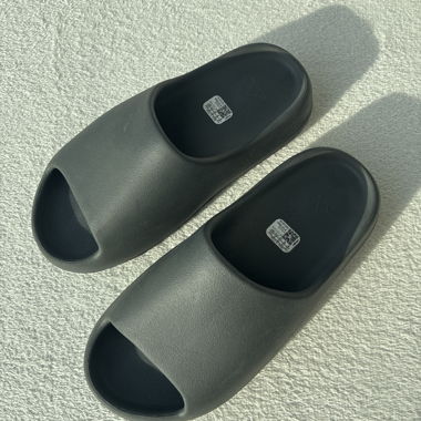 Grau Yeezy Slides