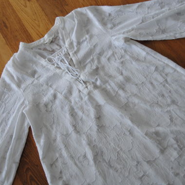 Robe blanche en dentelle avec laçage, T.42