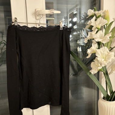 Pull épaules nues avec dentelle noir