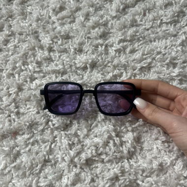 Lunettes de soleil carrées violettes
