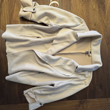 Jupe à motif feuille avec blazer beige
