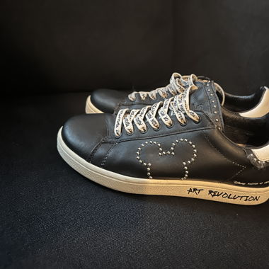 MOA Sneaker