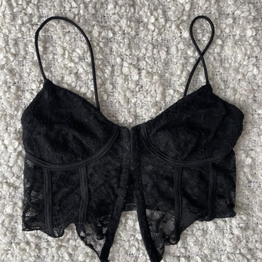 Top corto in pizzo nero