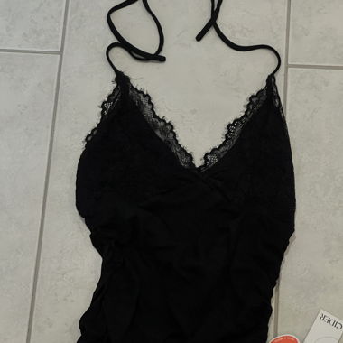 Haut en dentelle noire