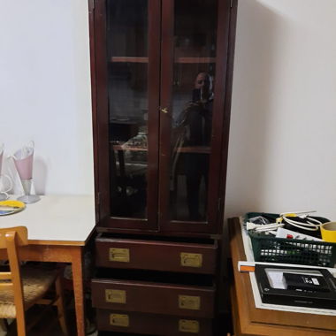 Vitrine en bois avec tiroirs