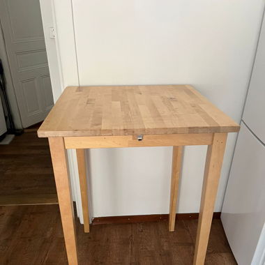 2 Hohe Holztische
