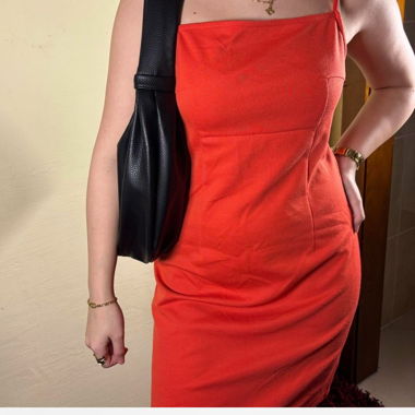 Eng anliegendes rotes Trägerkleid