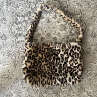 Borsetta in morbida peluche con motivo leopardato Brandy Melville