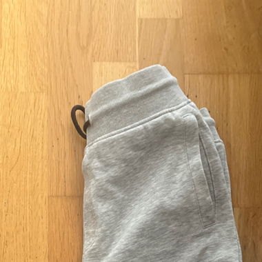 Kurze graue Jogginghose