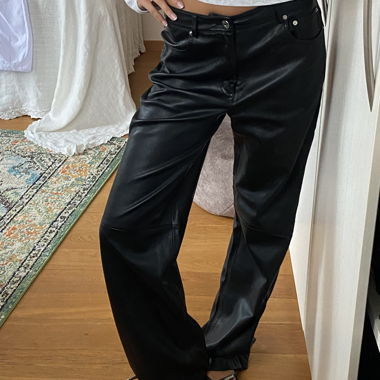 Schwarze Hose aus Kunstleder