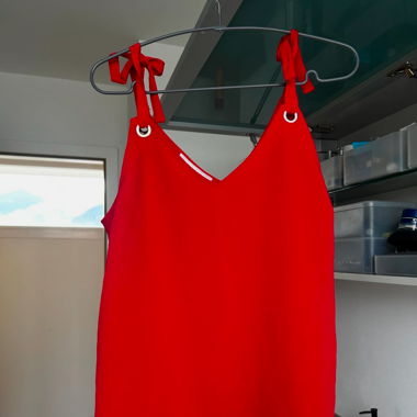Blouse rouge à bretelle réglable 