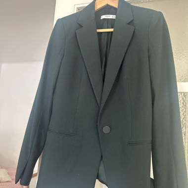 Dunkelgrüner Blazer (Mango)