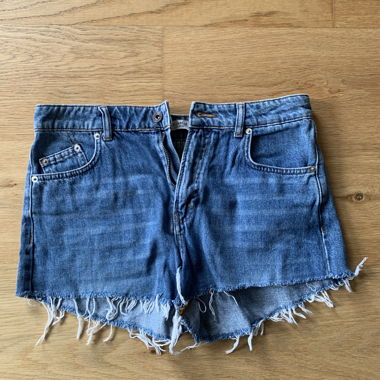 Shorts in jeans con frange