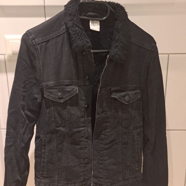 gefütterte schwarze Jeansjacke mit Kunstfell