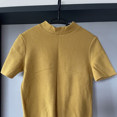 T-shirt couleur moutarde