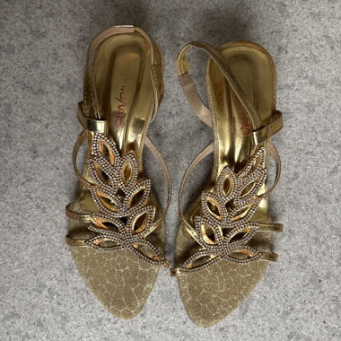 Goldene Sandaletten