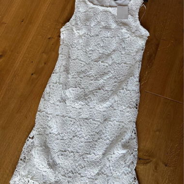 White lace sleeveless dress