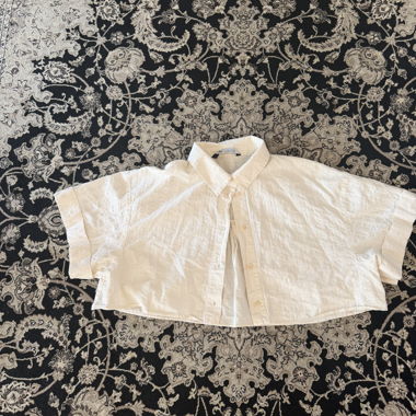 Camicia bianca corta con bottoni