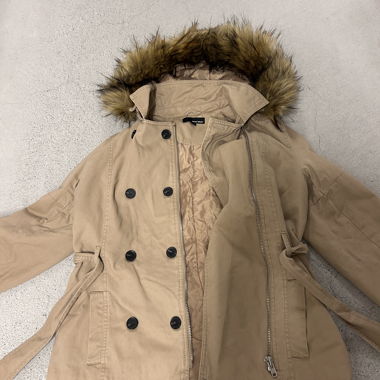 Parka beige avec capuche en fourrure