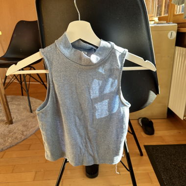 Crop top with collar