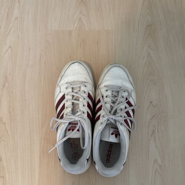Weiß Adidas Sneaker mit roten Streifen