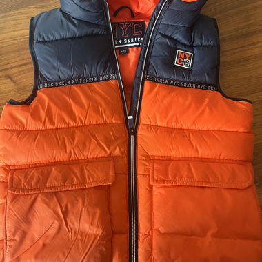 Gilet imbottito NYC con cappuccio
