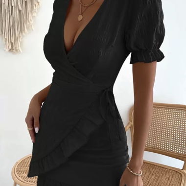 Schwarzes Wickelkleid mit Puffaermeln