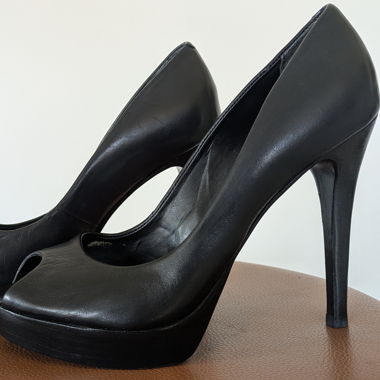 Schwarze Pumps mit offenem Zehenbereich