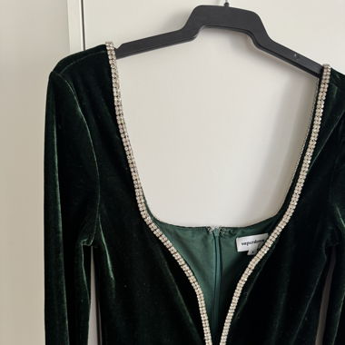 Samtkleid mit Steinen