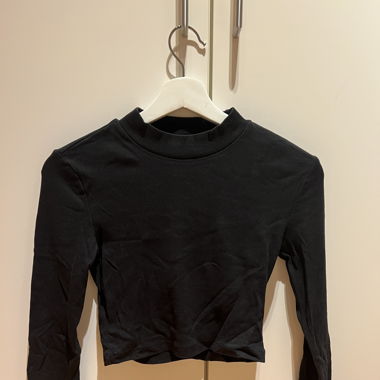 Schwarzes Crop Top mit Kragen