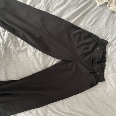 Pantalone in tessuto nero con vita elasticizzata