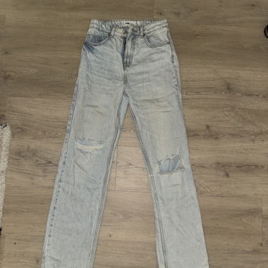 Jeans (New Yorker) blu chiaro con buchi, taglia S