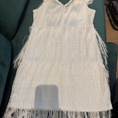 Abito bianco con frange