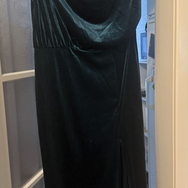 Langes Kleid aus grünem Samt