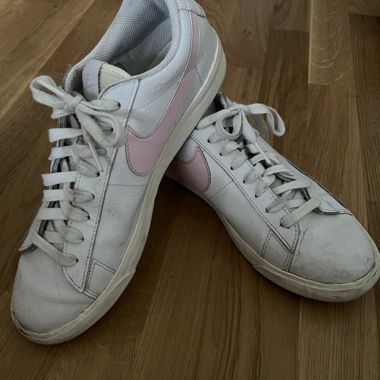 Baskets Nike blanches/roses