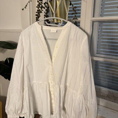 Weisse Bluse mit Puffärmeln