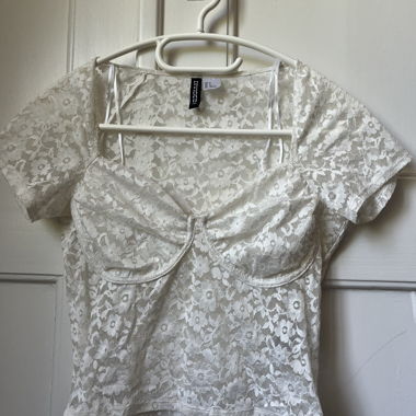 Weisser Spitzen-Top mit Blumenmuster