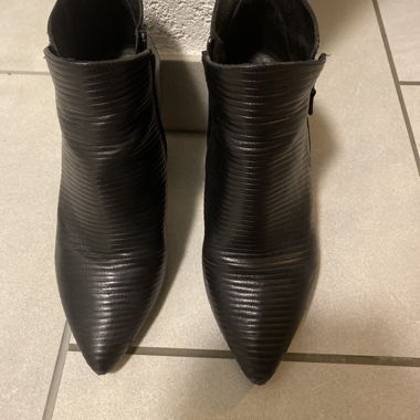 Bottines noires à bout pointu