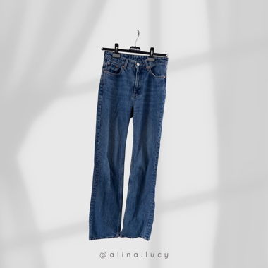 Blaue Jeans – locker geschnitten