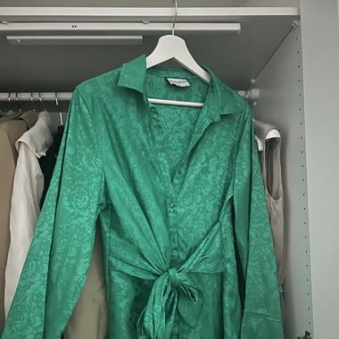 Runaway the Label –Satin-Kleid mit Blumenjacquard 