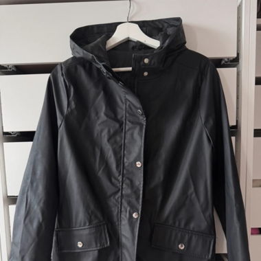 Schwarze Regenjacke 