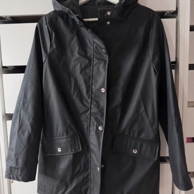 Schwarze Regenjacke 