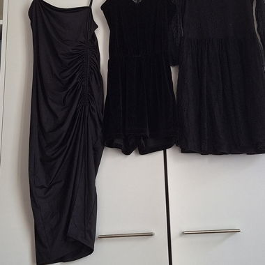 Schwarzes Kleid mit Raffung