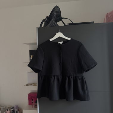 Schwarzes Kurzarm-Top