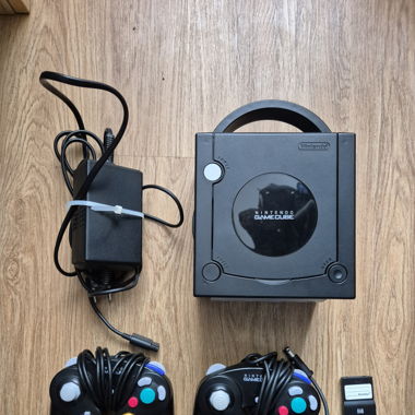 Gamecube inkl. 2 Controller (ohne Tv Kabel)