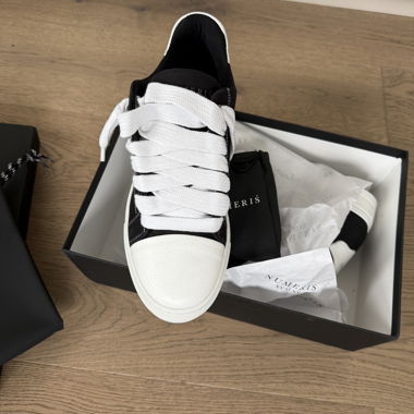 Numeris Black Sneakers